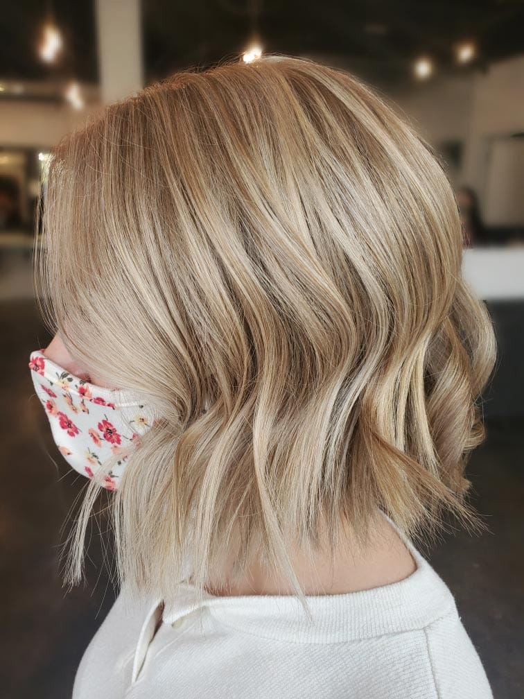 Portrait cheveux longs brillants après rituel de soin